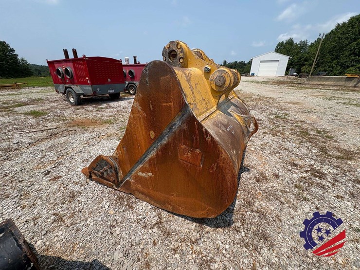 cat-72"-336-excavator-bucket-image-2