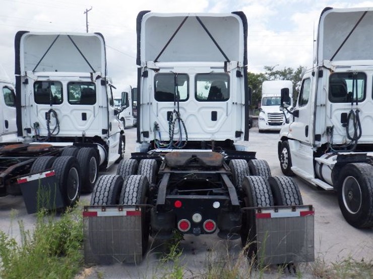 2016-freightliner-cascadia-125-evolution-image-9