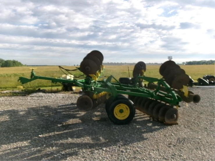 john-deere-bw-image-2