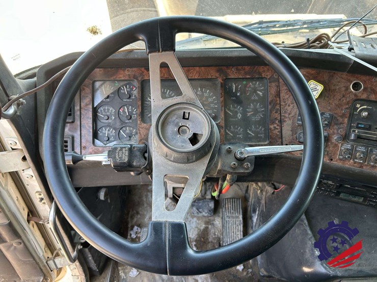 1999-volvo-truck-vnm84-tri-axle-dump-truck-image-59