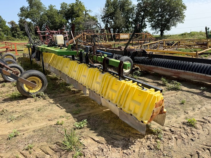 #2652-•-willmar-broadcast-40'-hooded-sprayer-06420012-000066-inv#2652-image-1