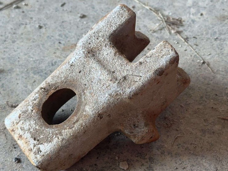 cast-iron-tractor-wheel-rim-clamps-image-3