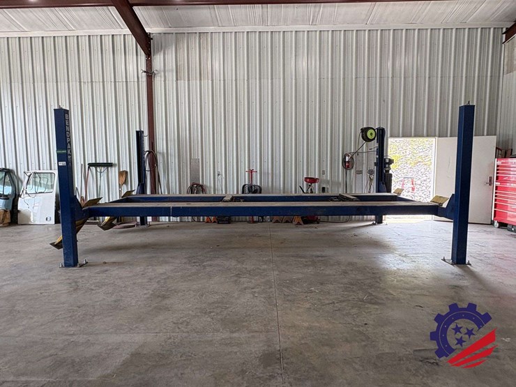 2014-bendpak-hds-14x-14,000-lb.-extended-four-post-vehicle-lift-with-dual-rolling-bridge-jacks-image-2