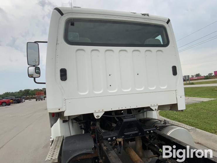 2009-freightliner-m2-106-image-18