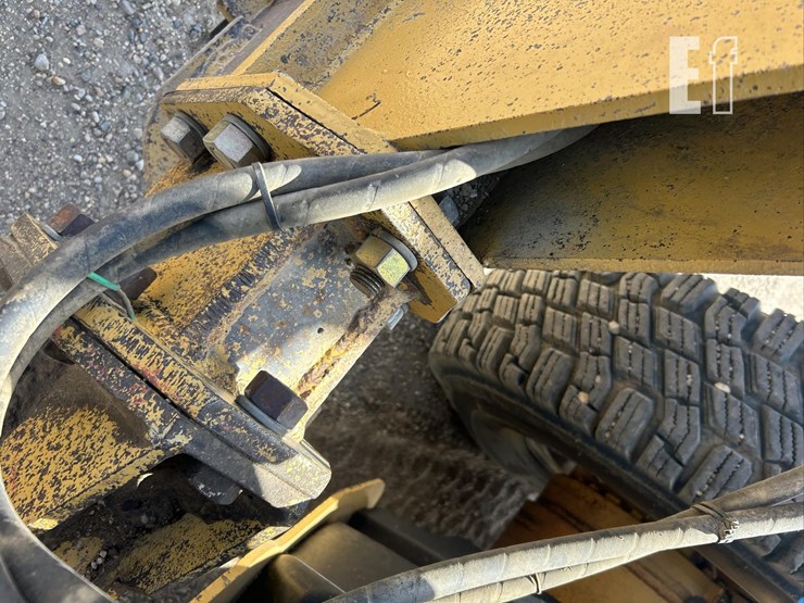 2011-caterpillar-140m2-awd-image-34