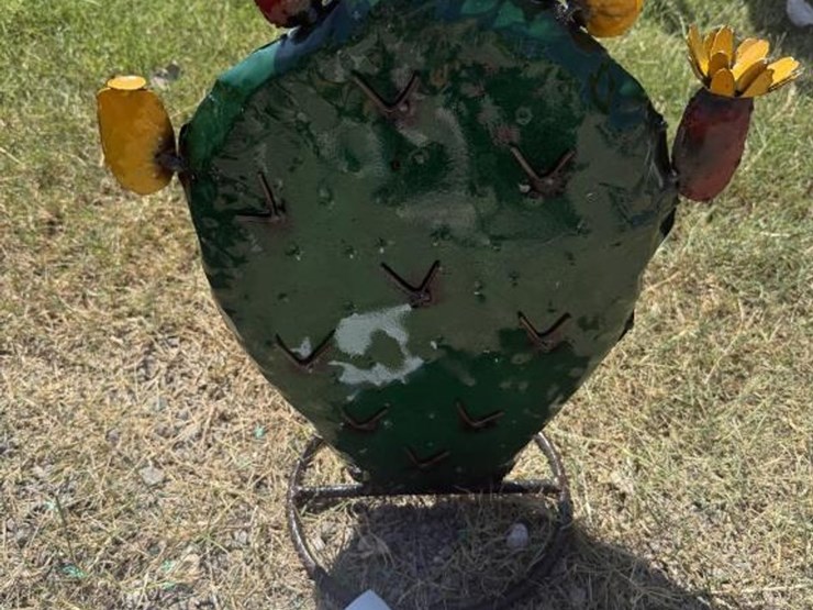 #97-•-metal-art---small-cactus-w/-yellow-flower-image-1