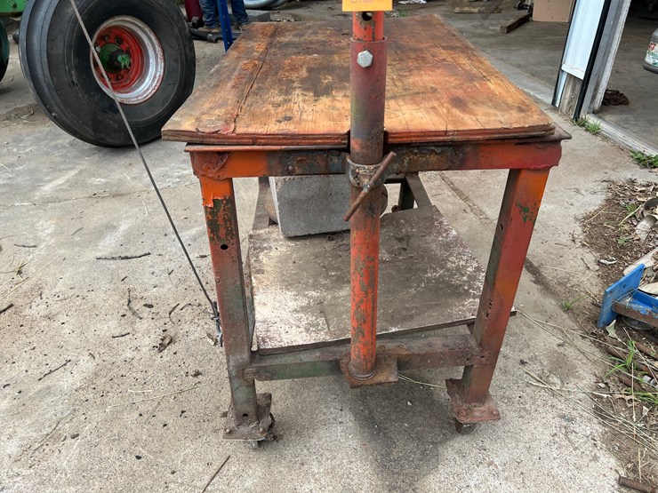 #9560-•-work-bench-with-hoist-image-4