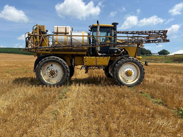 rogator-1254-sprayer-image-1
