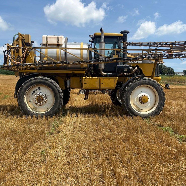 Rogator 1254 sprayer