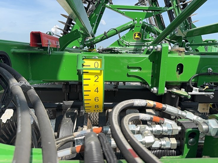 2021-john-deere-2660vt-image-38