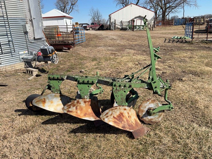john-deere-three-point-three-bottom-plow-image-2