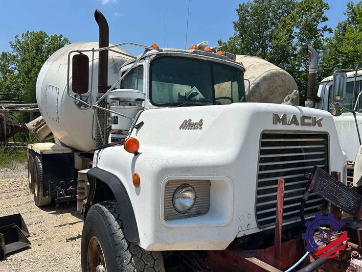 1992-mack-dm600gk-rear-discharge-(glider-kit)-concrete-mixer-truck-image-43