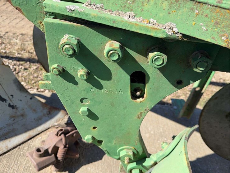 john-deere-three-point-four-bottom-plow-image-11