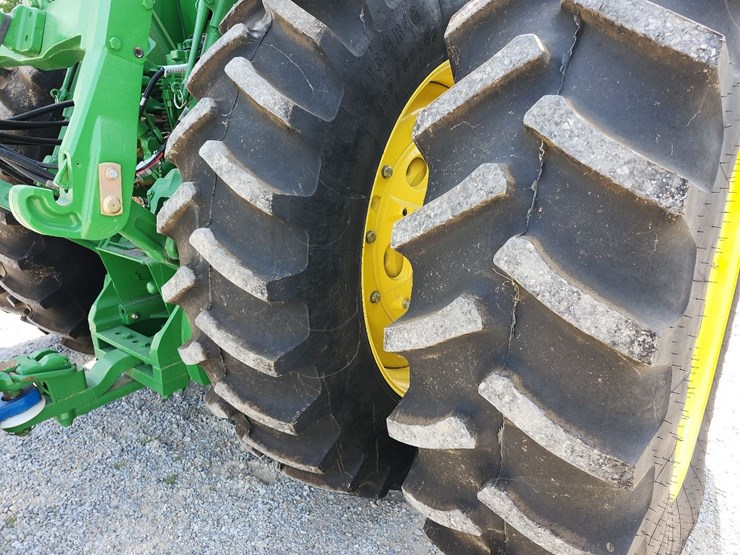 2013-john-deere-8235r-image-21