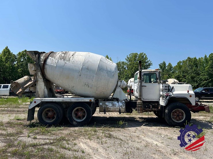 1992-mack-dm600gk-rear-discharge-concrete-mixer-truck-image-45