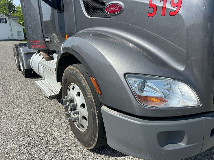 2019-peterbuilt-579-semi-tractor-image-12