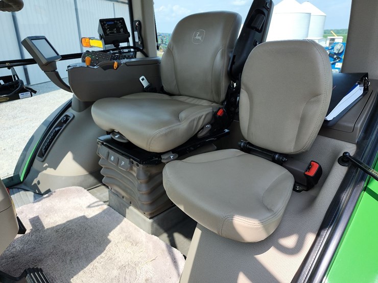 2013-john-deere-8235r-image-28
