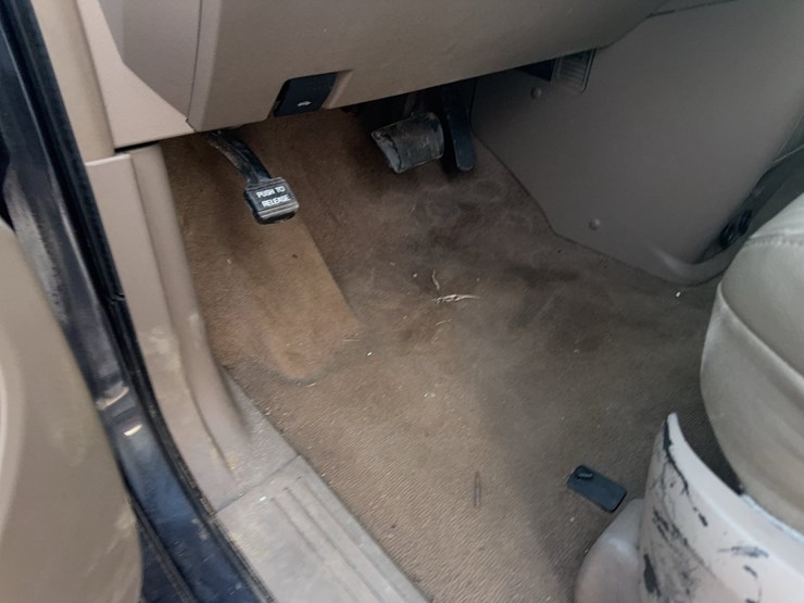 2014-chrysler-town-&-country-image-27