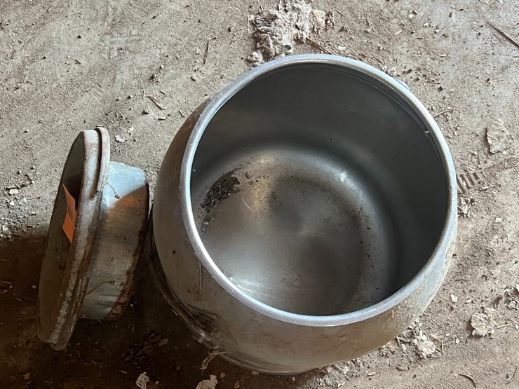 #9955-•-ihc-milk-bucket-image-2