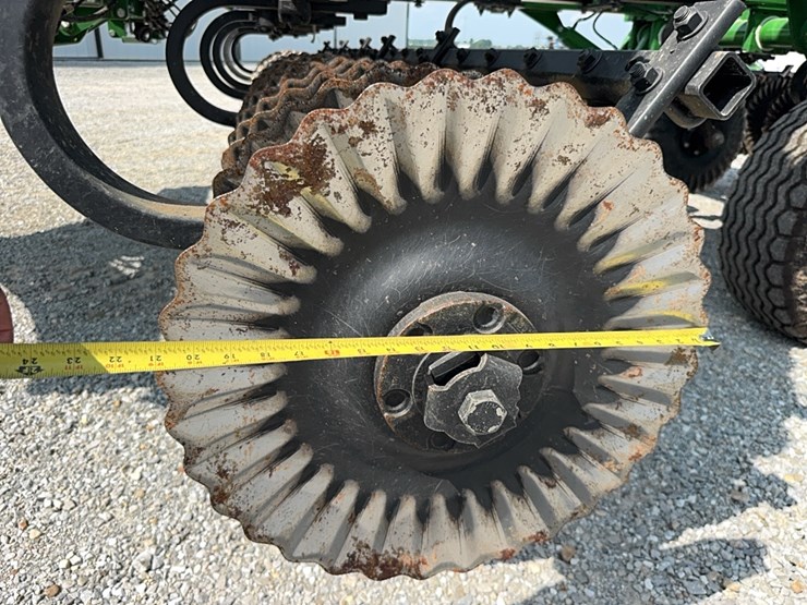 2021-john-deere-2660vt-image-40