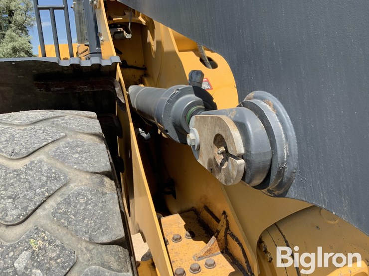 2017-deere-624k-image-15