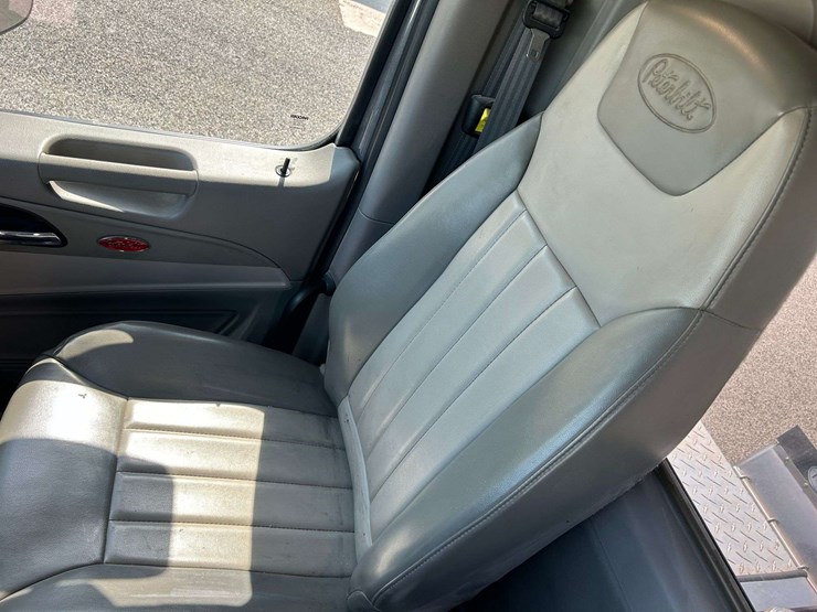 2019-peterbuilt-579-semi-tractor-image-19