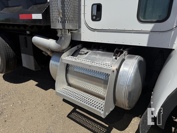 2005-peterbilt-335-image-38