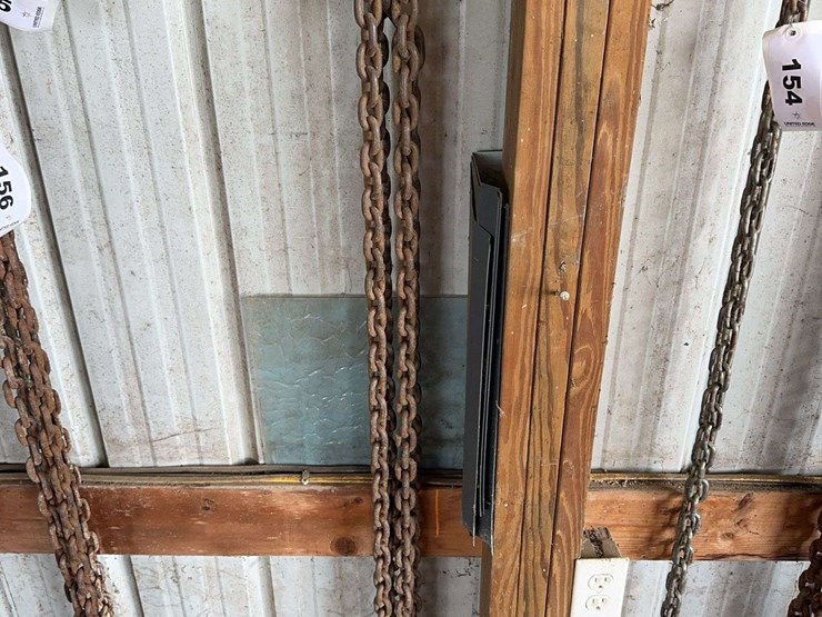 heavy-duty-steel-towing-and-rigging-chain-with-forged-hooks-image-1