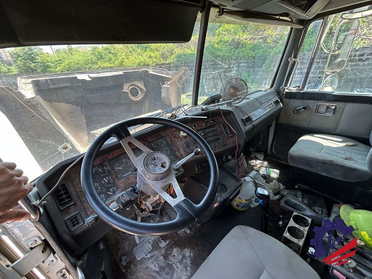 1999-volvo-truck-vnm84-tri-axle-dump-truck-image-52