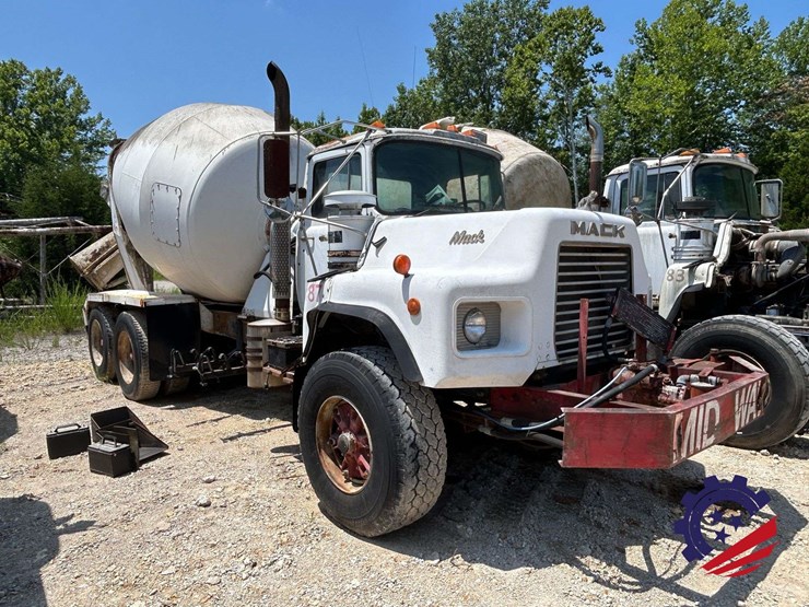 1992-mack-dm600gk-rear-discharge-(glider-kit)-concrete-mixer-truck-image-4