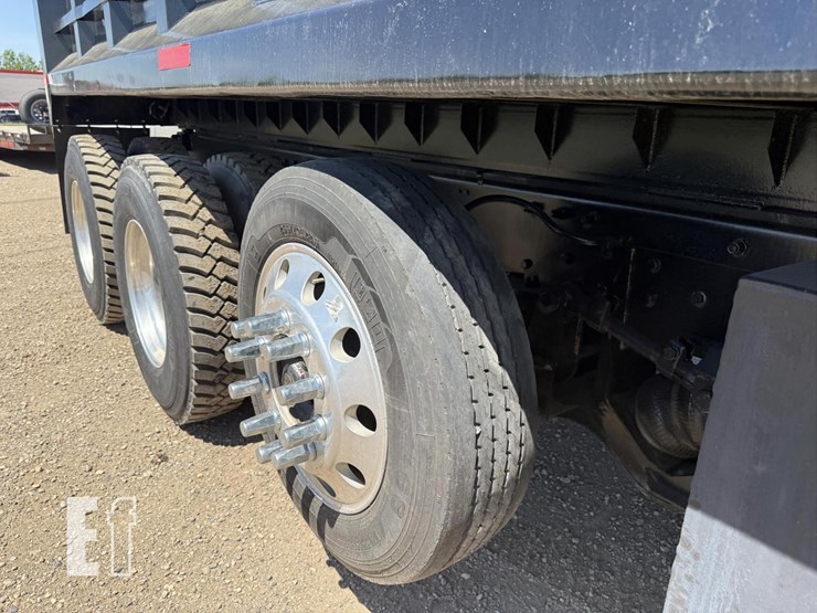 2005-peterbilt-335-image-40