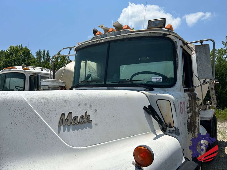 1992-mack-dm600gk-rear-discharge-(glider-kit)-concrete-mixer-truck-image-20