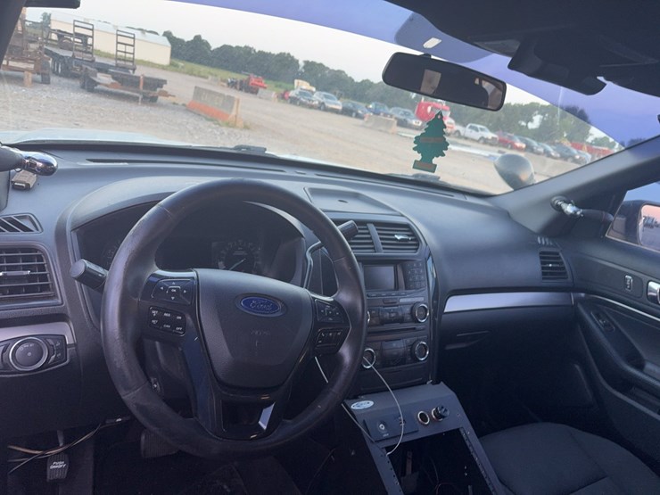 2017-ford-explorer-image-30
