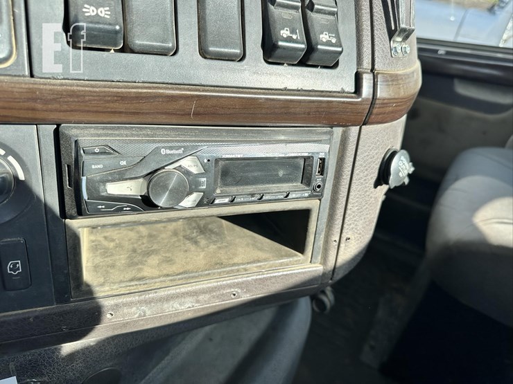 2014-volvo-vhd84ft200-image-48
