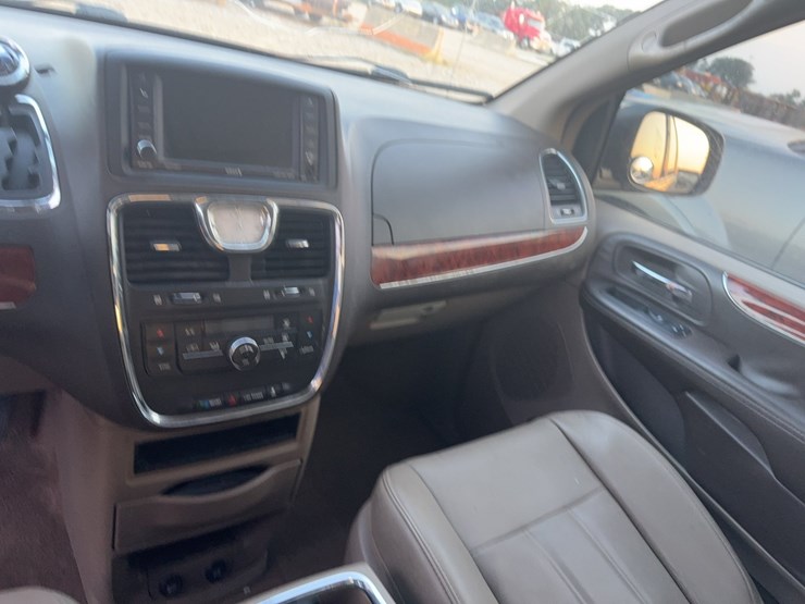2014-chrysler-town-&-country-image-30
