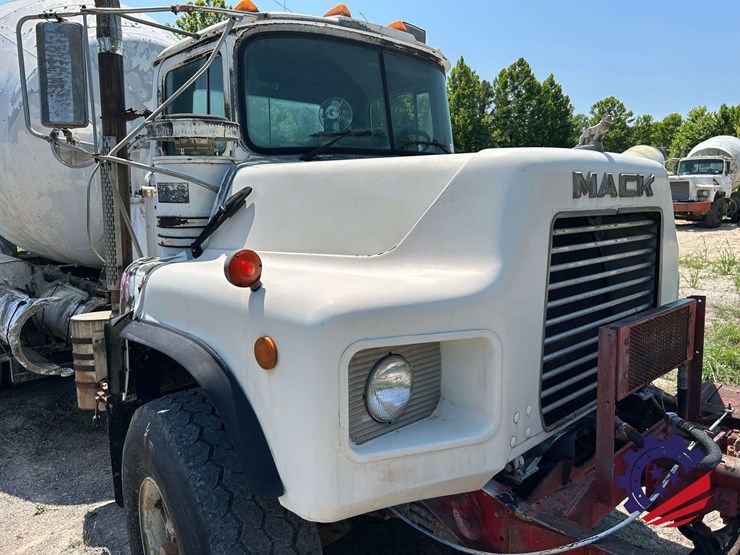 1992-mack-dm600gk-rear-discharge-concrete-mixer-truck-image-59