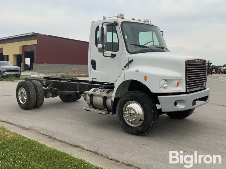 2009-freightliner-m2-106-image-3