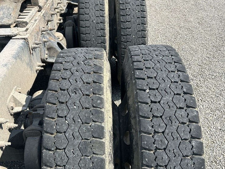 2019-peterbuilt-579-semi-tractor-image-7