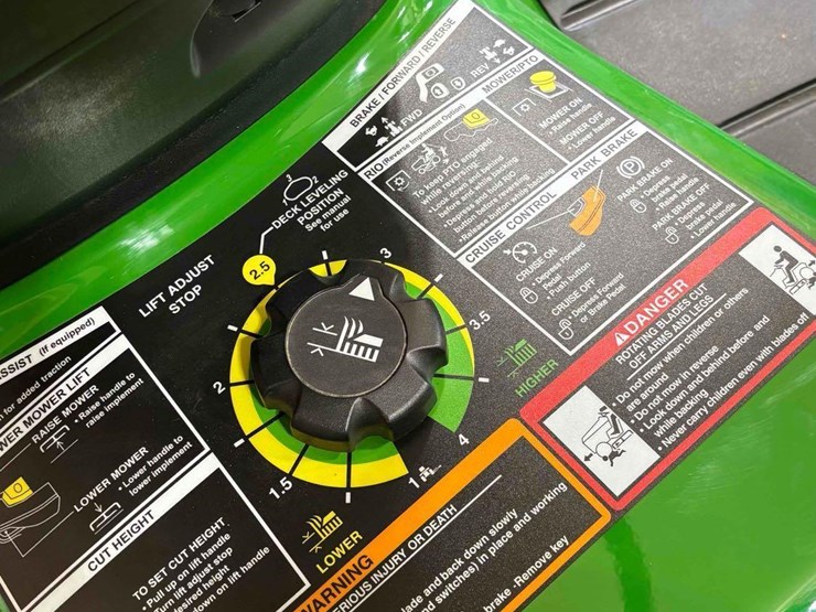 2021-john-deere-x370-image-10
