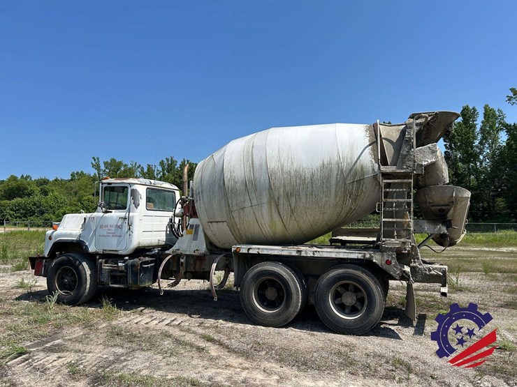 1997-mack-dm-concrete-mixer-truck-image-4