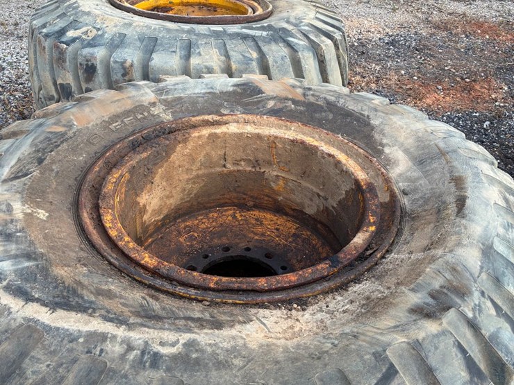 #2440-•-4-28.5--25-dirt-pan-tires-with-wheels-image-1