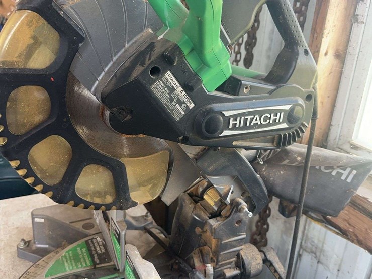 hitachi-c12fdh-twelve-inch-compound-miter-saw-on-rolling-stand-image-9