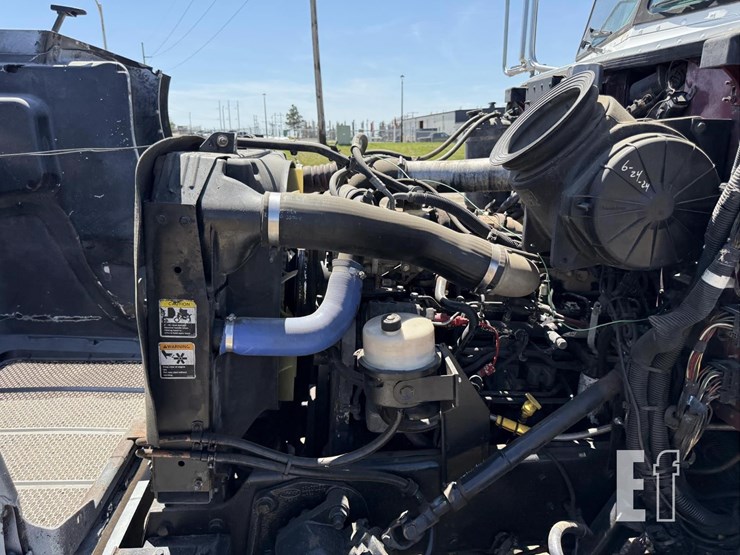 2005-peterbilt-335-image-27