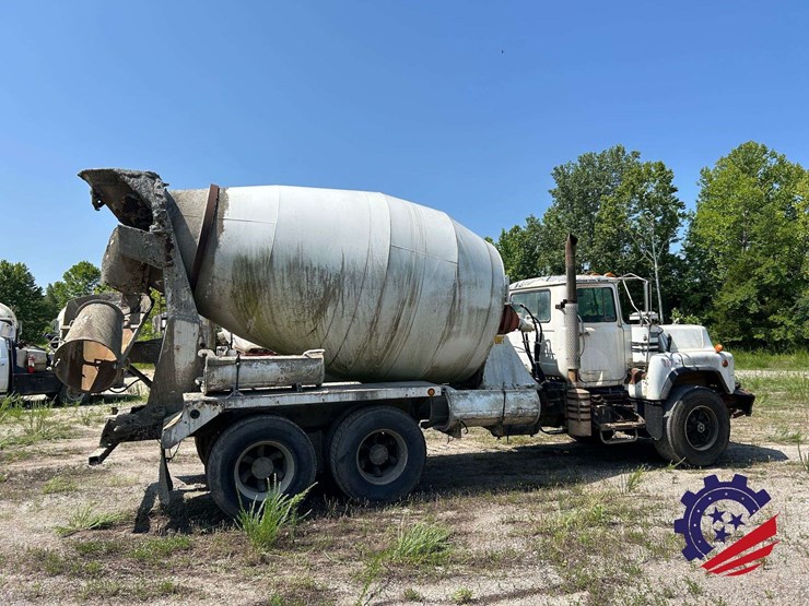 1997-mack-dm-concrete-mixer-truck-image-3