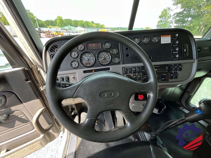 2013-peterbilt-367-image-80