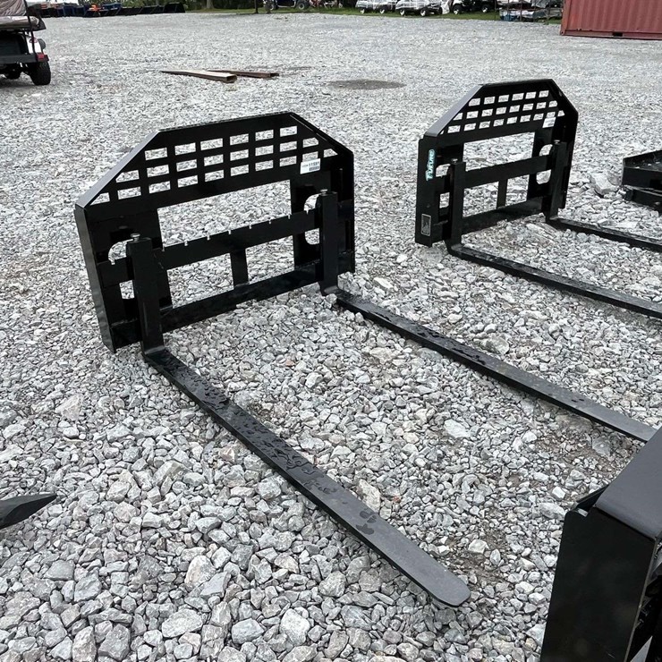 Unused 2026 FUTURE FT-DHC Skid Steer Forks - [Skid Steer Attachments] Attachment