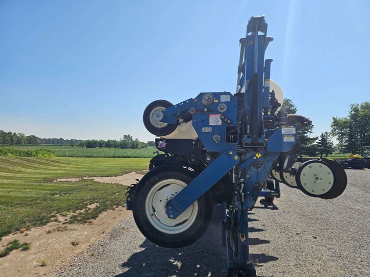 2001-kinze-16-row-planter-image-2