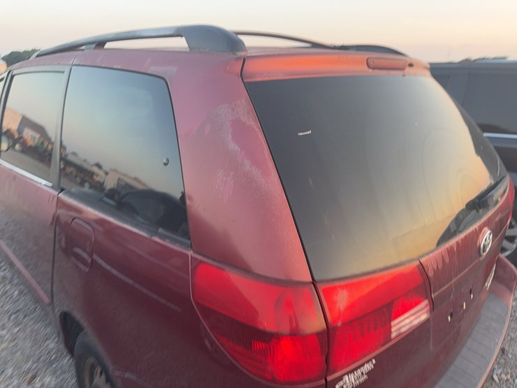 2004-toyota-sienna-image-13