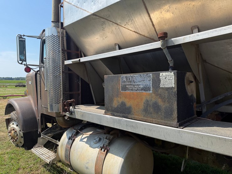 #52611-•-1985-freightliner-single-cab-t/a-fertilizer-truck-2fupysyb5fh254590-inv#52611-image-34