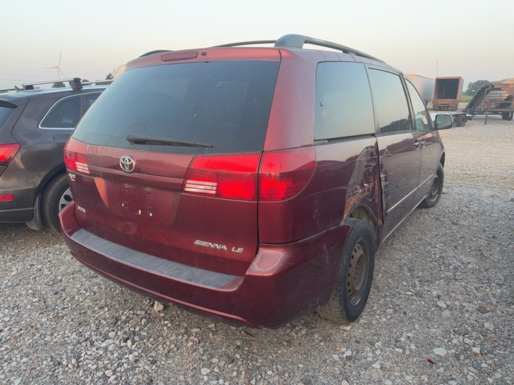 2004-toyota-sienna-image-10